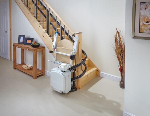 Handicare Treppenlift M2000 Doppelschienen-Kurventreppenlift